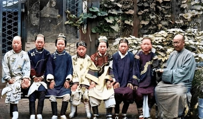 Người đàn ông giàu có chụp ảnh cùng 7 thê thiếp. Họ đều khoác trên người những bộ trang phục được may tinh xảo, đắt tiền. Tuy nhiên, vóc dáng và nhan sắc của họ khiến nhiều người bất ngờ vì không đẹp như trong phim.