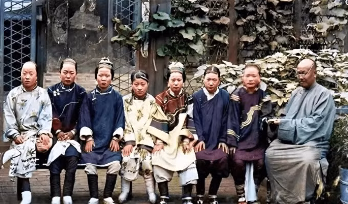 Người đàn ông giàu có chụp ảnh cùng 7 thê thiếp. Họ đều khoác trên người những bộ trang phục được may tinh xảo, đắt tiền. Tuy nhiên, vóc dáng và nhan sắc của họ khiến nhiều người bất ngờ vì không đẹp như trong phim.