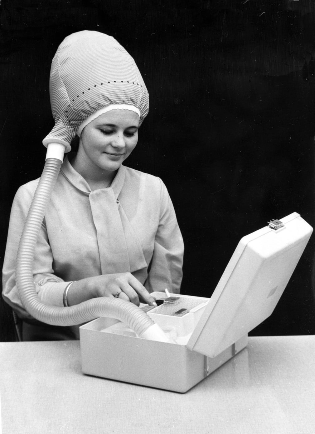 Máy sấy tóc di động được người xưa thiết kế khá cồng kềnh.