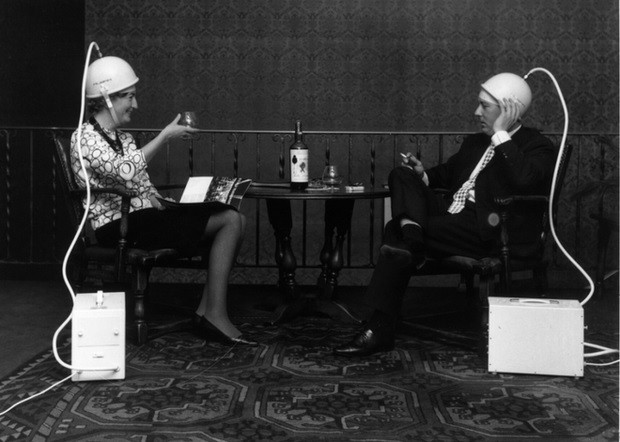 Vào những năm 1960, mũ bảo hiểm mát xa ra đời. Phát minh này được thiết kế để xoa bóp da đầu cho người sử dụng.