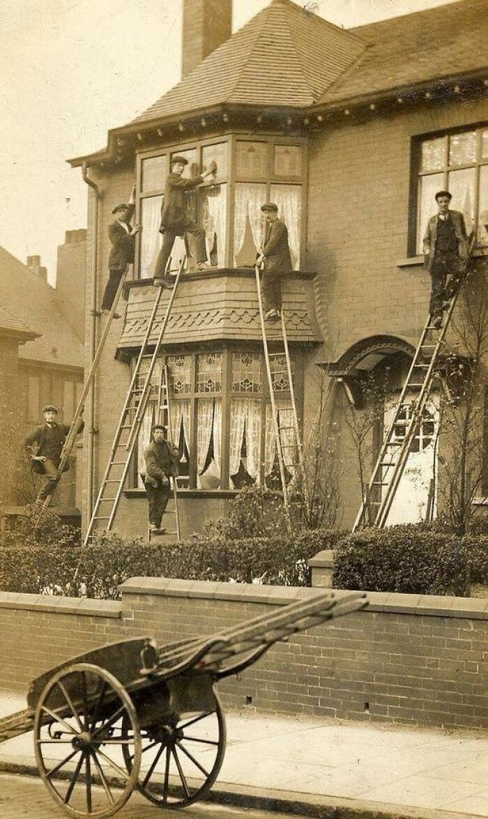 Cách đây hơn 100 năm, những nam giới làm công việc vệ sinh cửa sổ mặc vest khi làm việc. Điều này cho thấy họ vô cùng nghiêm túc và coi trọng công việc này.