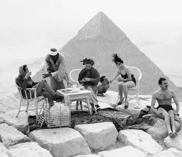 Một nhóm du khách uống trà, vui chơi trên đỉnh kim tự tháp Giza ở Ai Cập năm 1938.