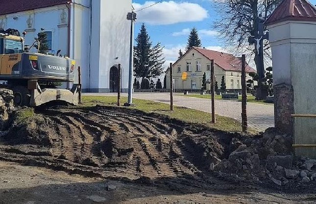 Các nhà khoa học cho hay những người bị nghi ngờ là ma cà rồng thường mắc các bệnh khiến họ trông nhợt nhạt hoặc phải tránh tiếp xúc với ánh sáng. Thậm chí, một vài trường hợp uống máu động vật. Chính vì vậy, sau khi những người này qua đời, người thân chôn cất họ theo tư thế kỳ dị để ngăn ma cà rồng "đội mồ sống lại".