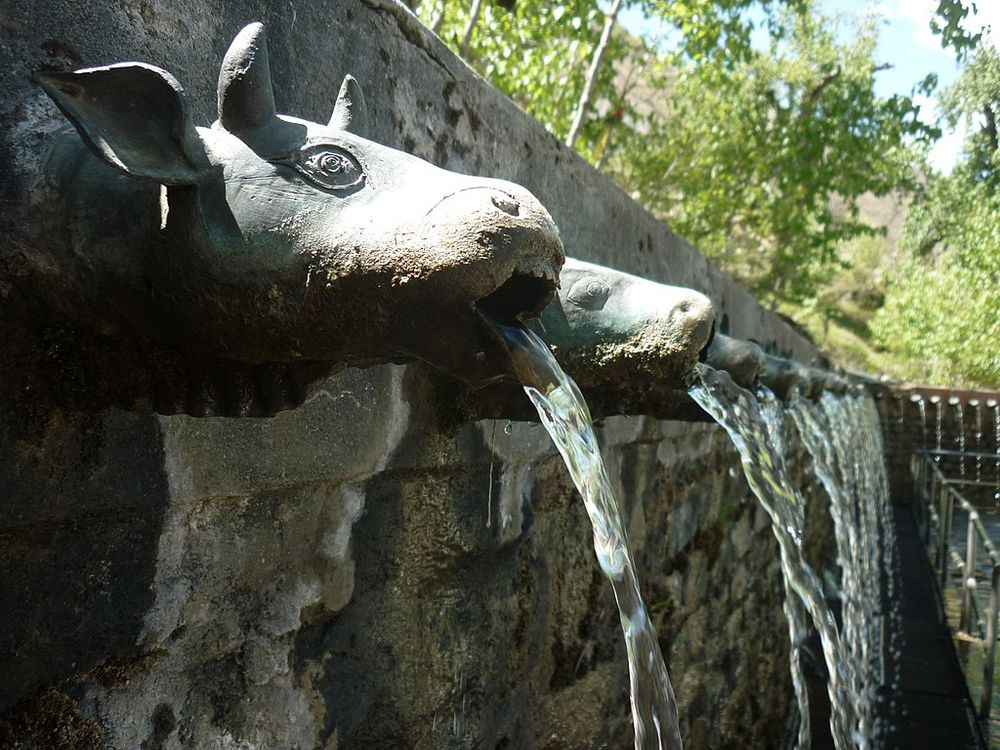 Công trình Manga Hiti ở Patan xây năm 570 được cho là dhunge dhara cổ nhất còn hoạt động đến ngày nay. Theo thời gian, ngày càng có nhiều đài phun nước tương tự được xây dựng khắp thung lũng Kathmandu. Đến thời kỳ Malla (năm 1201 - 1779), hệ thống đài phun nước phổ biến ở nhiều nơi tại Nepal.