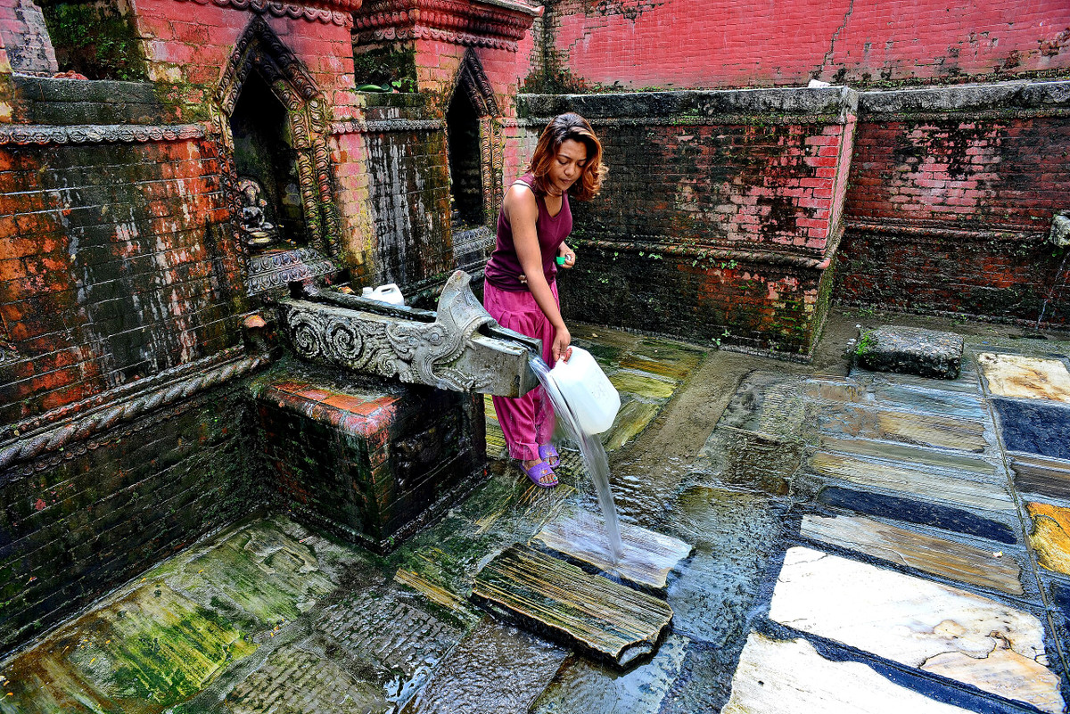 Dù vậy, hệ thống cung cấp nước cổ xưa này vẫn phục vụ nhu cầu của khoảng 10% dân số ở thung lũng Kathmandu. Họ sử dụng nguồn nước này chủ yếu để tắm rửa và giặt giũ. Đặc biệt, đây cũng là nơi thực hiện những nghi thức tôn giáo linh thiêng của người dân địa phương như như lau tượng thần.