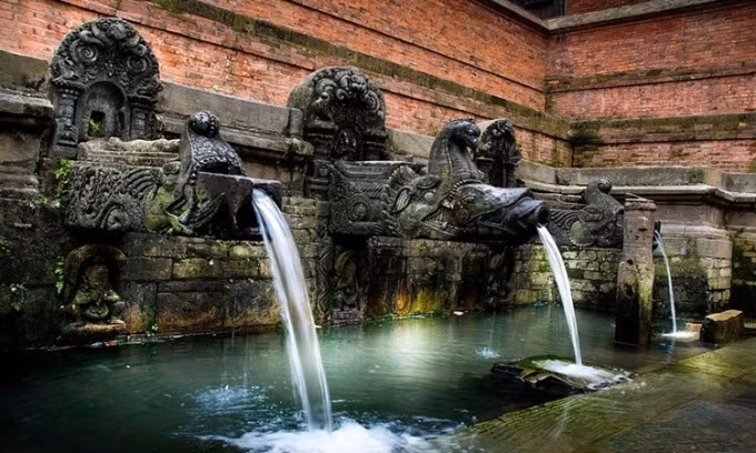 Khi tới đất nước Nepal, nhiều du khách ấn tượng khi chiêm ngưỡng hệ thống cung cấp nước gần 1.600 tuổi. Theo các chuyên gia, hệ thống này có niên đại ít nhất từ thế kỷ 5.