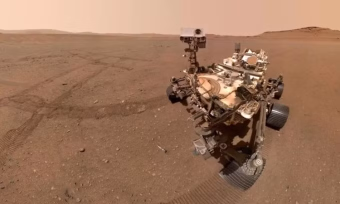 Năm 2021, xe tự hành Perseverance đã đến đỉnh hồ ở miệng núi lửa Jezero trên sao Hỏa. Nhiệm vụ của Perseverance là tìm kiếm những dấu hiệu sự sống từ cách đây hàng tỷ năm khi sao Hỏa còn ẩm ướt và ấm hơn so với ngày này.