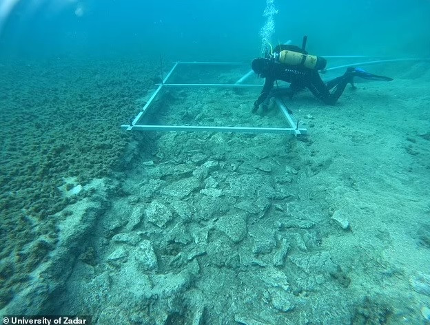 Trưởng nhóm khai quật, chuyên gia Mata Parica ở Đại học Zadar cho hay ông và các đồng nghiệp không khỏi bất ngờ khi phát hiện những phiến đá xếp đè lên nhau cẩn thận và tạo thành đoạn nối rộng khoảng 4m.