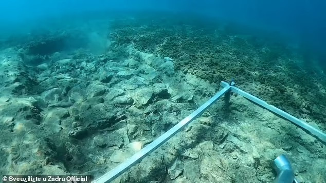 Theo các nhà nghiên cứu, kết quả kiểm tra niên đại cho thấy con đường đó khoảng 7.000 tuổi. Lần theo con đường, họ nhận ra nó nối khu định cư tiền sử của nền văn minh Hva (năm 5000 trước Công nguyên - 2500 trước Công nguyên) với ven bờ đảo Korčula.