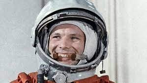 Vào ngày 12/4/1961, nhà du hành vũ trụ người Nga Yuri Gagarin xác lập kỷ lục khi trở thành người đầu tiên bay vào không gian, đánh dấu kỷ nguyên chinh phục vũ trụ của nhân loại.