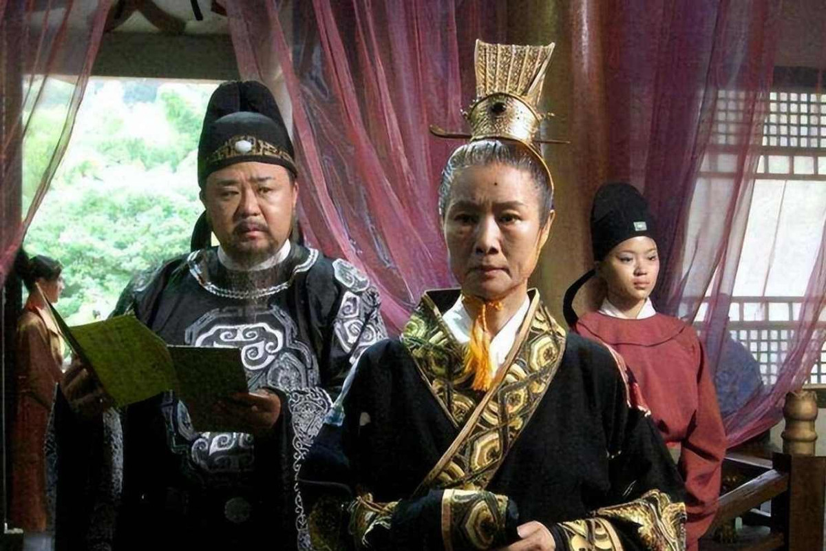 Địch Nhân Kiệt là người thông minh, bản thân biết chuyện gì nên nói, nên làm và chuyện gì thì không nên. Do đó, Võ Tắc Thiên đối xử ưu ái với ông. Thậm chí, một số lời đồn cho rằng, bà hoàng này yêu đơn phương Địch Nhân Kiệt nhưng không được đáp lại.