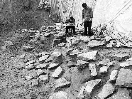 Cụ thể, giới khảo cổ phát hiện lăng mộ trên sau khi người dân bất ngờ nghe thấy tiếng nổ lớn phát ra từ trong lòng đất. Trong những ngày tiếp theo, họ phát hiện những hố sâu kỳ lạ trên các khu đất canh tác.