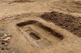 Trong số các ngôi mộ, các nhà khảo cổ vô cùng kinh ngạc khi phát hiện ngôi mộ của Quách Trương Sở có 12 cái hố do trộm mộ đào. Từ đây, họ kết luận ngôi mộ ít nhất bị trộm mộ đào xới 12 lần. Do đó, các chuyên gia cho rằng trong mộ có thể không còn hiện vật quý giá nào.