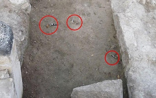 Ngày nay, tàn tích ngôi đền Ploutonion gồm một khu vực hình chữ nhật chứa đầy dòng nước trong suốt, bên trên là chỗ ngồi dành cho đoàn người hành hương và bức tượng thần Pluto.