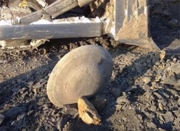 Quả kiểm tra, vật thể bí ẩn nghi UFO do các công nhân tìm thấy có hình tròn gần như hoàn hảo. Nó có đường kính khoảng 1,2m và nặng khoảng 200 kg.