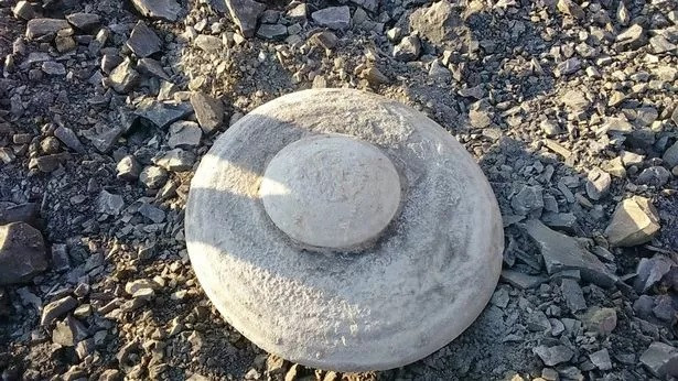 Ông Boris Glazkov, 40 tuổi, là một trong những người đầu tiên phát hiện vật thể bí ẩn trên. Ông cho biết: “Phải nói rằng nhìn thấy nó không khó, vì nó rất đặc trưng và rất lớn. Tôi chưa nhìn thấy vật nào giống như thế này. Nó rõ ràng là vật do con người làm ra, nhưng lại xuất hiện ở nơi đồng không mông quạnh. Đây là một bí ẩn thực sự”.