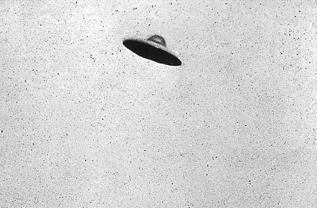Những người tin UFO có thật chưa thể lý giải mục đích người ngoài hành tinh tạo ra vật thể bí ẩn này.
