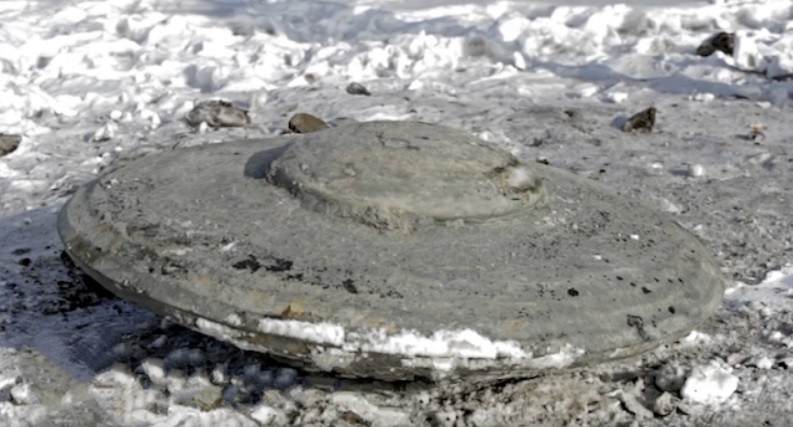 Liên quan đến phát hiện này, một số người cho rằng, vật thể bí ẩn đó có thể là do con người tạo ra.