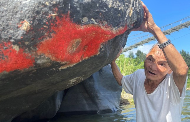 Người dân địa phương cho hay, tảng đá này "nở hoa" vào năm nào thì năm đó thường xảy ra tình trạng nắng nóng kéo dài, khô hạn. Vì vậy, nó được coi là điềm báo thời tiết khắc nghiệt mà người dân sắp phải hứng chịu. Ảnh: Tiền phong.