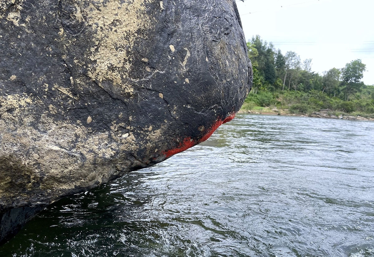 Theo ông Văn Chương (86 tuổi, ở thôn 5), các thế hệ trước có kể lại hiện tượng "đá nở hoa" xuất hiện cả trăm năm qua và chỉ xảy đến với tảng đá này. Ảnh: Vietnamnet.