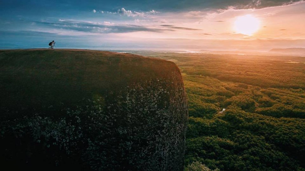 Đặc biệt, khi đến đây vào buổi chiều, du khách sẽ được ngắm hoàng hôn trên lưng cá voi vô cùng tuyệt đẹp.
