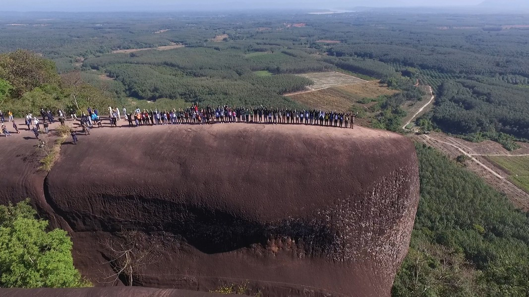 Khi đứng trên đỉnh những chú cá voi này, du khách có thể chiêm ngưỡng khung cảnh kỳ vì bên dưới như các bãi biển, sông Mekong, những ngọn núi của Lào...