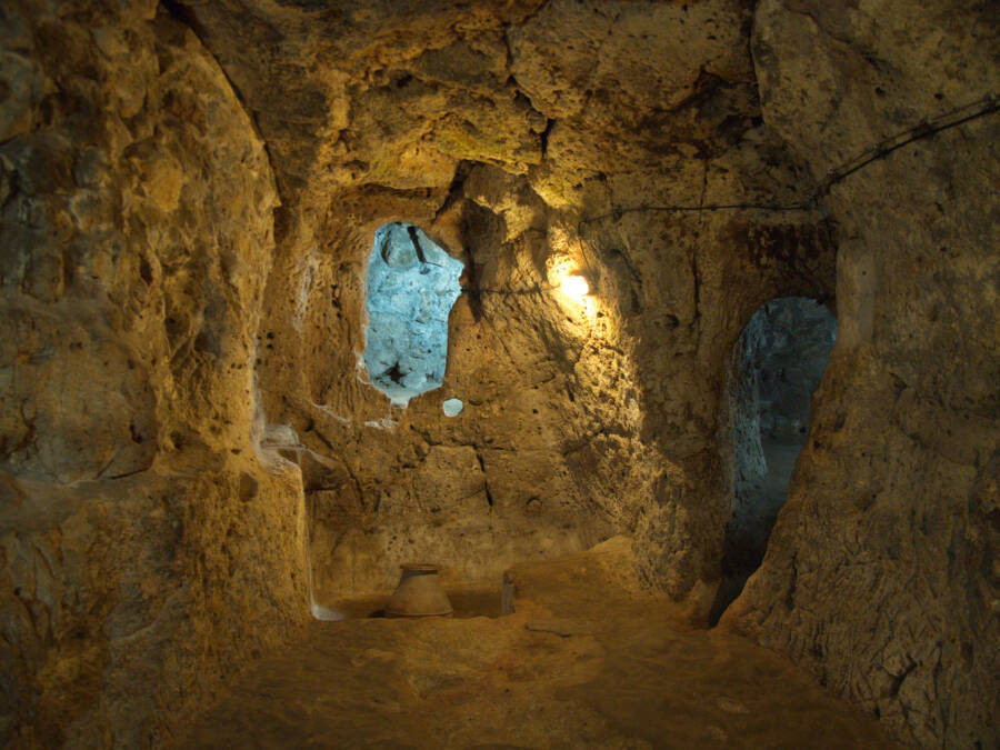 Các tầng giữa của thành phố ngầm Derinkuyu chủ yếu được sử dụng với nhiều mục đích như để máy ép rượu, gia súc, tu viện và nhà thờ nhỏ. Trong đó, kiến trúc đặc biệt nhất là nhà thờ hình chữ thập nằm ở tầng 7.