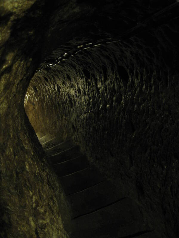 Người xưa đã tạo ra những trụ đỡ lớn để chống đỡ cho thành phố ngầm Derinkuyu đồ sộ gồm tới 18 tầng và có sức chứa lên tới 20.000 người.