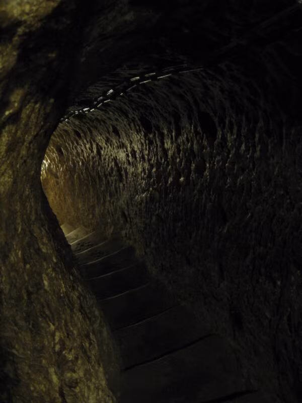 Người xưa đã tạo ra những trụ đỡ lớn để chống đỡ cho thành phố ngầm Derinkuyu đồ sộ gồm tới 18 tầng và có sức chứa lên tới 20.000 người.