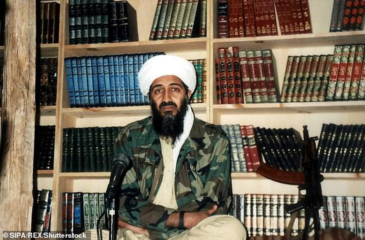 Mỹ thực hiện các nghi lễ hải táng Bin Laden theo đúng truyền thống Hồi giáo. Thi thể của y được tắm rửa sạch và bọc trong một tấm vải trắng, sau đó đặt vào túi gắn vật nặng để chìm xuống đáy biển.