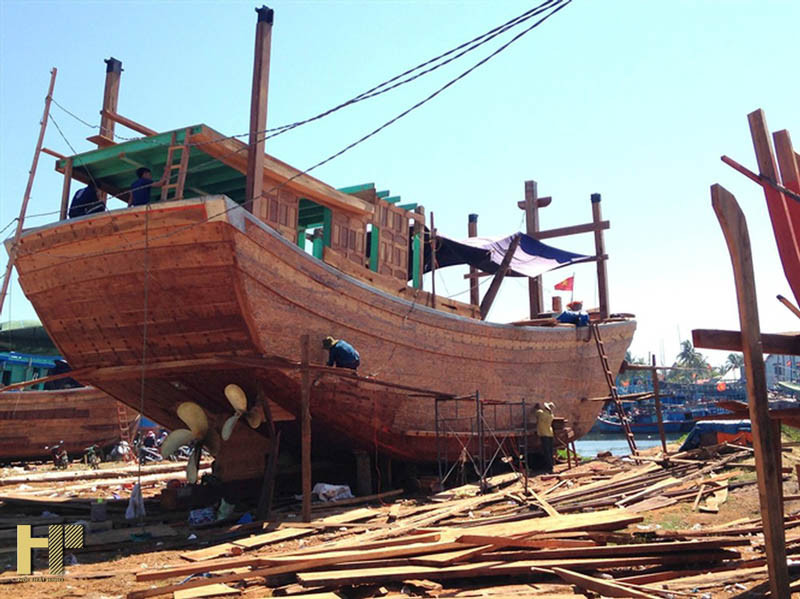 Gỗ sao đen hiện được xếp vào nhóm III - nhóm các loại gỗ chất lượng và có giá thành cao. Đặc điểm của cây sao đen là khả năng chống mối mọt, nấm mốc. Do vậy, gỗ sao đen được ứng dụng khá phổ biến trong sản xuất đồ nội thất, gia dụng, làm sàn nhà, tà vẹt, đóng toa xe, thuyền đi biển…