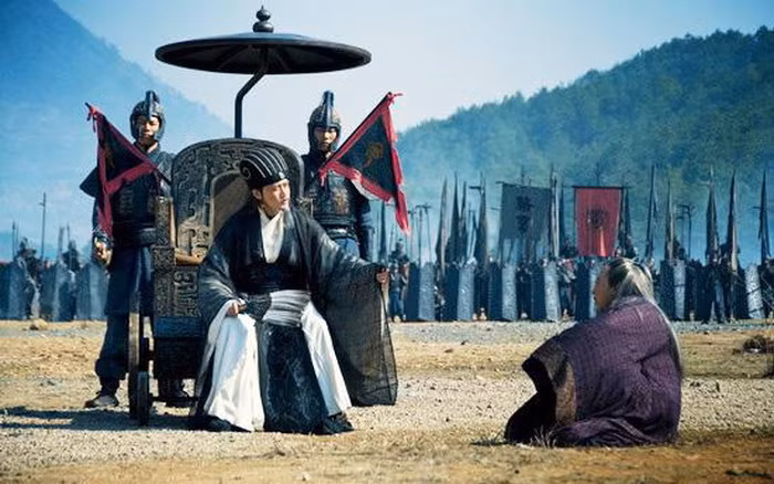 Đoán trước Tào Tháo sẽ làm vậy, Tư Mã Ý giả vờ tay chân không thể di chuyển giống như bị liệt. Ông hứa khi nào khỏi bệnh sẽ đến phụng sự cho Tào Tháo.