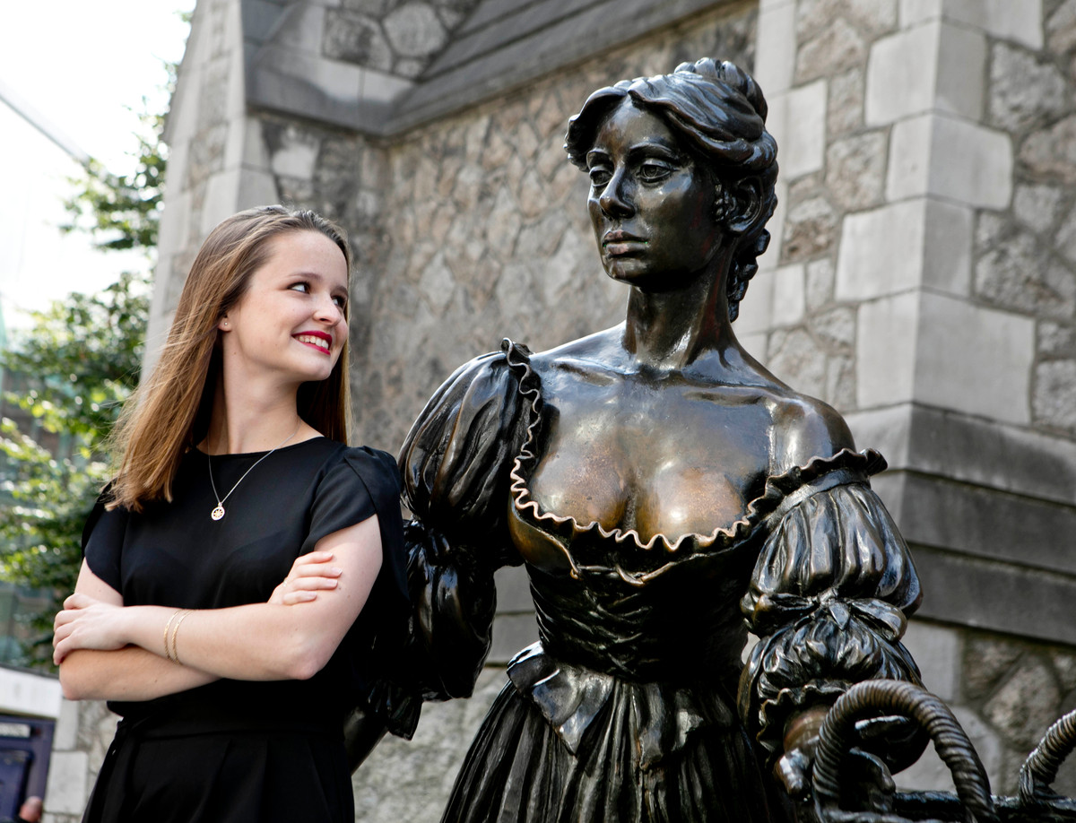 Trong nhiều năm qua, không ít du khách trong nước và quốc tế khi ghé thăm thành phố Dublin đều tới chiêm ngưỡng, chụp ảnh bức tượng đồng Molly Malone.