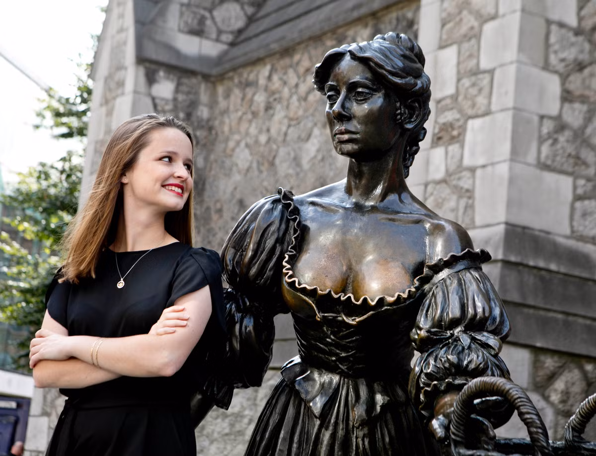 Trong nhiều năm qua, không ít du khách trong nước và quốc tế khi ghé thăm thành phố Dublin đều tới chiêm ngưỡng, chụp ảnh bức tượng đồng Molly Malone.