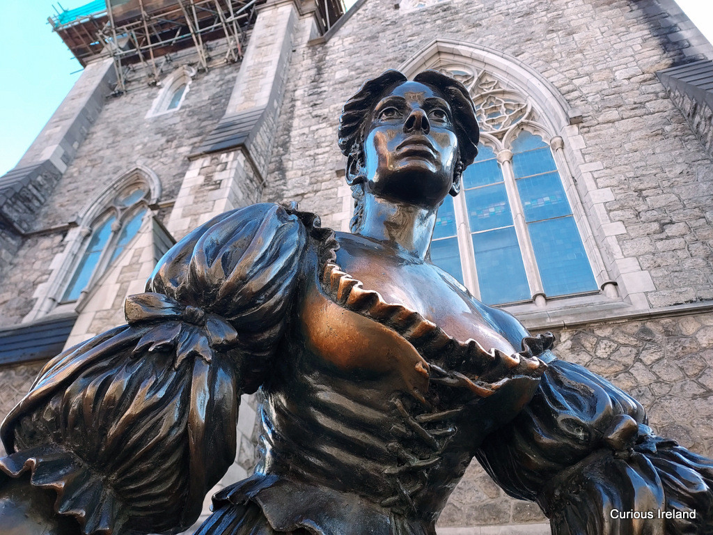 Nhằm bảo vệ bức tượng đồng Molly Malone, trước mắt hội đồng thành phố Dublin đã lên kế hoạch tiến hành sửa chữa và đưa ra quy chế bảo vệ nghiêm ngặt hơn.