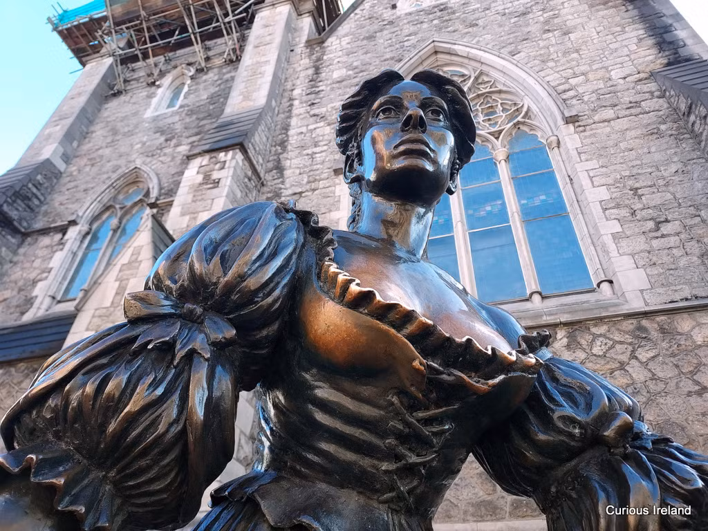 Nhằm bảo vệ bức tượng đồng Molly Malone, trước mắt hội đồng thành phố Dublin đã lên kế hoạch tiến hành sửa chữa và đưa ra quy chế bảo vệ nghiêm ngặt hơn.