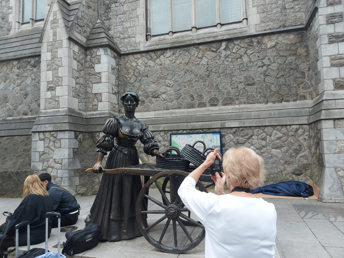 Giới chức trách địa phương và người dân hy vọng bức tượng đồng Molly Malone sẽ được bảo vệ tốt nhất, không bị hư hại do tác động của con người.