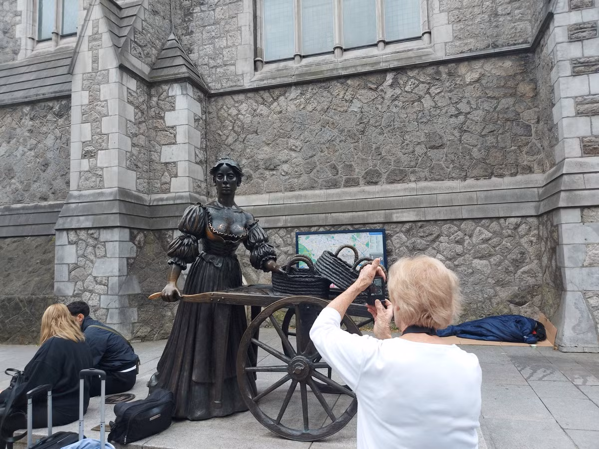 Giới chức trách địa phương và người dân hy vọng bức tượng đồng Molly Malone sẽ được bảo vệ tốt nhất, không bị hư hại do tác động của con người.