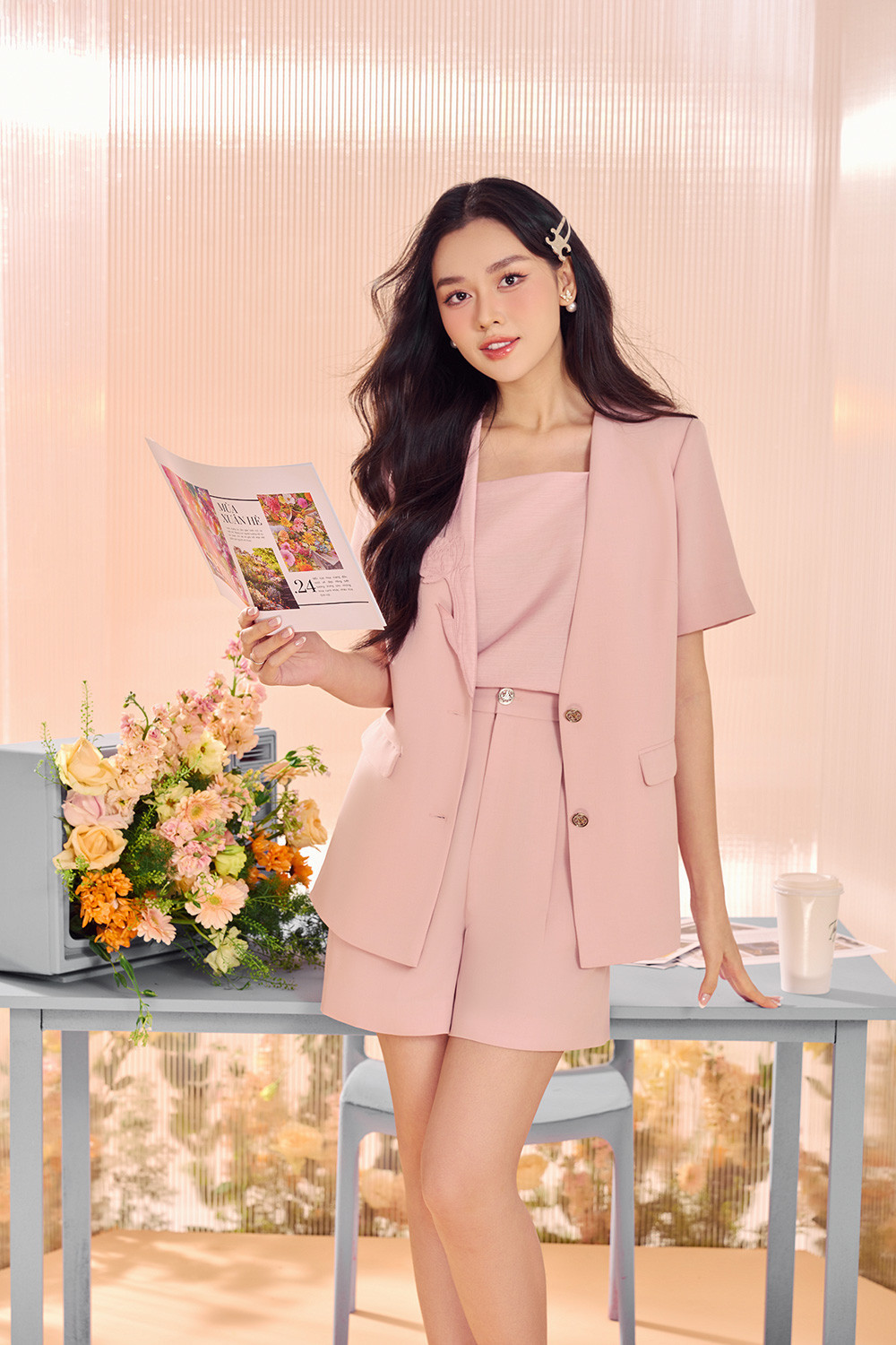 Tường San diện nhiều thiết kế đậm phong cách công sở như blazer, đầm xếp ly, áo sơ mi, chân váy chữ A... tuy nhiên các mẫu mã được thêm thắt những nét trẻ trung thông qua phần ve cổ cách điệu...