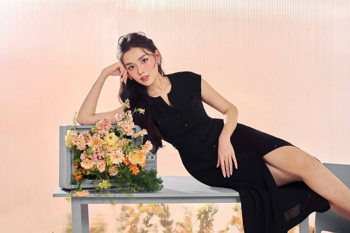 Với kiểu dáng cổ V, bộ đầm giúp các quý cô 'ăn gian' vài cân nặng.