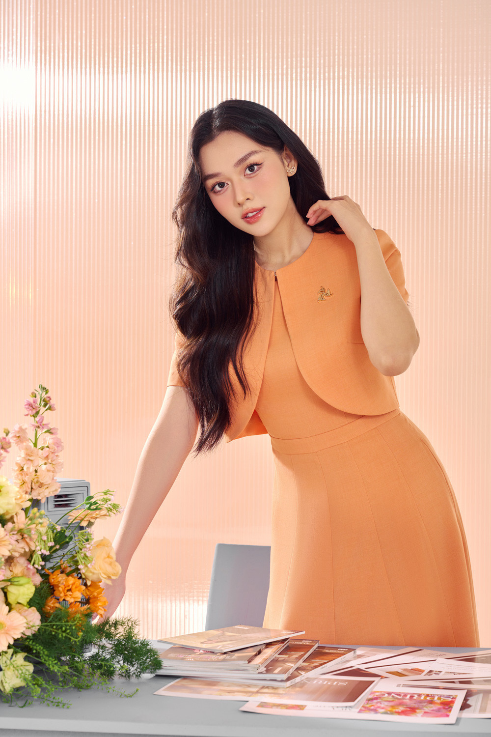 Á hậu chọn các tông màu ngọt ngào như cam san hô, hồng pastel, trắng... giúp tạo nên vẻ nhẹ nhàng, dịu mát trong những ngày hè.