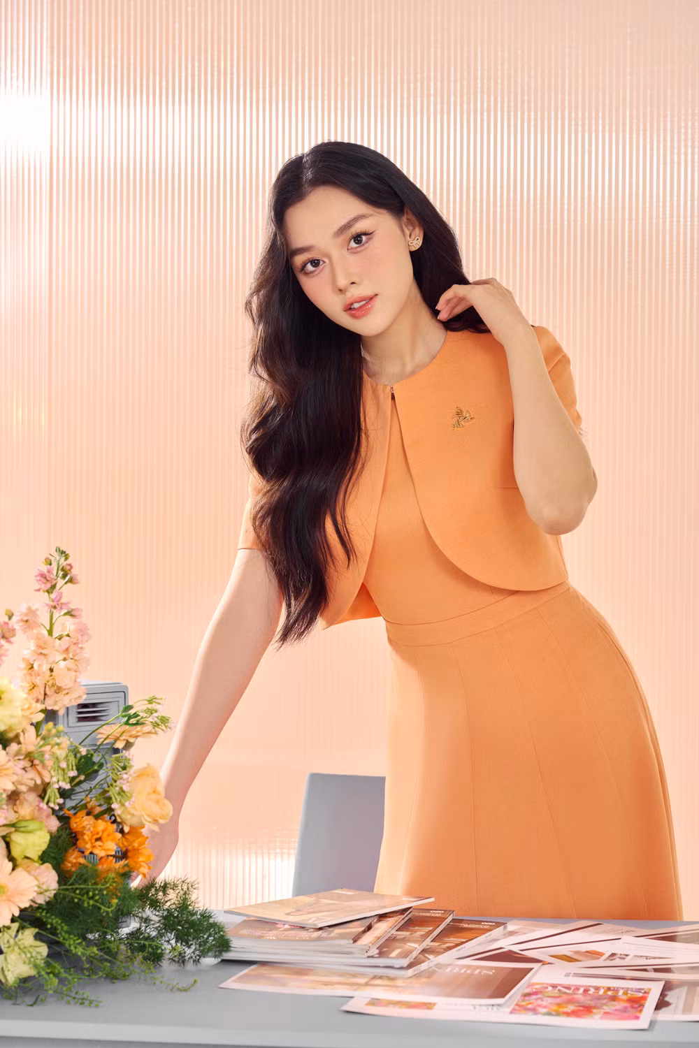 Á hậu chọn các tông màu ngọt ngào như cam san hô, hồng pastel, trắng... giúp tạo nên vẻ nhẹ nhàng, dịu mát trong những ngày hè.