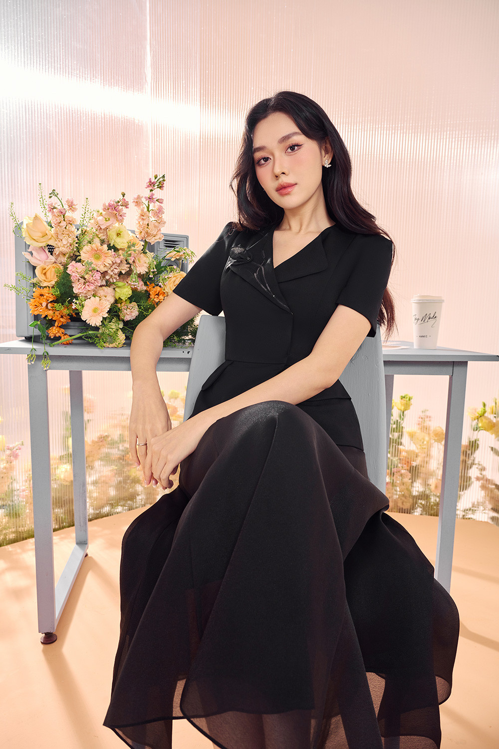 Thiết kế váy liền với điểm nhấn thắt lưng giúp người mặc chia tỷ lệ cơ thể hợp lý, tạo cảm giác eo gọn gàng hơn.