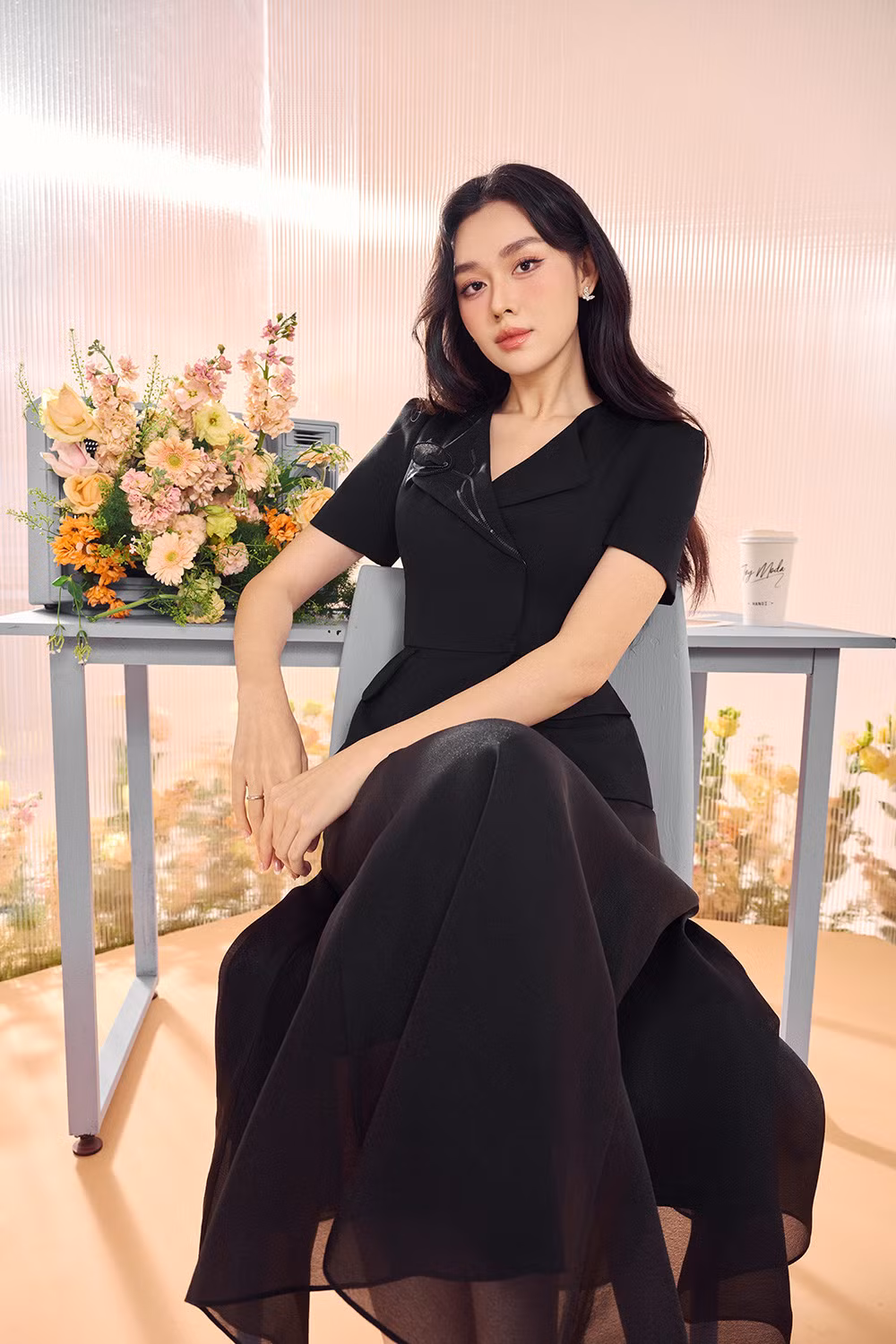 Thiết kế váy liền với điểm nhấn thắt lưng giúp người mặc chia tỷ lệ cơ thể hợp lý, tạo cảm giác eo gọn gàng hơn.