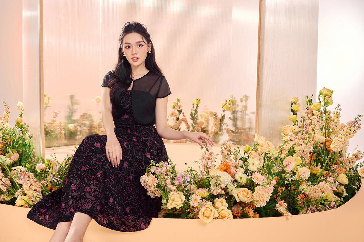 Tường San tôn vẻ đẹp nữ tính với đầm hai dây ren phối cùng áo khoác lửng xuyên thấu phía ngoài, tạo nên vẻ gợi cảm chừng mực.