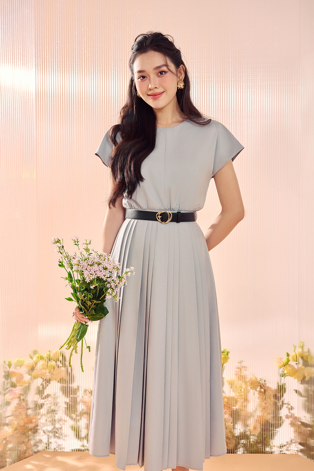 Đầm liền phom dáng xếp ly là gợi ý cho các quý cô trong mọi hoàn cảnh, đồng thời phù hợp nhiều vóc dáng khác nhau. Các mẫu váy có thể ứng dụng từ công sở đến hẹn hò, dạo phố.