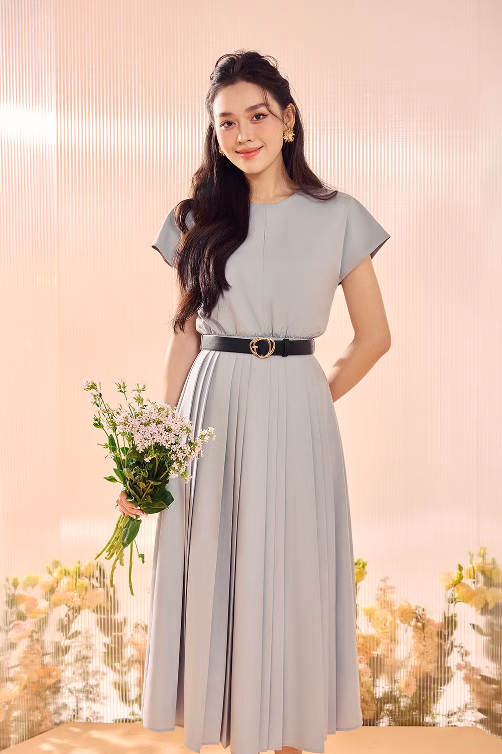 Đầm liền phom dáng xếp ly là gợi ý cho các quý cô trong mọi hoàn cảnh, đồng thời phù hợp nhiều vóc dáng khác nhau. Các mẫu váy có thể ứng dụng từ công sở đến hẹn hò, dạo phố.