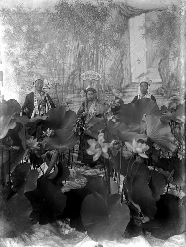 Không ít quan lại, phi tần, thái giám, cung nữ... đã hối lộ Lý Liên Anh để thái giám này nói những lời tốt đẹp trước mặt Từ Hi Thái Hậu. Họ làm như vậy vì muốn được Từ Hi chiếu cố, tiền đồ rộng mở. Tiếp đến, Lý Liên Anh kết bè phái để tham ô, nhận hối lộ, "ăn chặn" không ít cống phẩm, lễ vật mà các quan lại địa phương dâng lên hoàng đế và Từ Hi Thái Hậu.