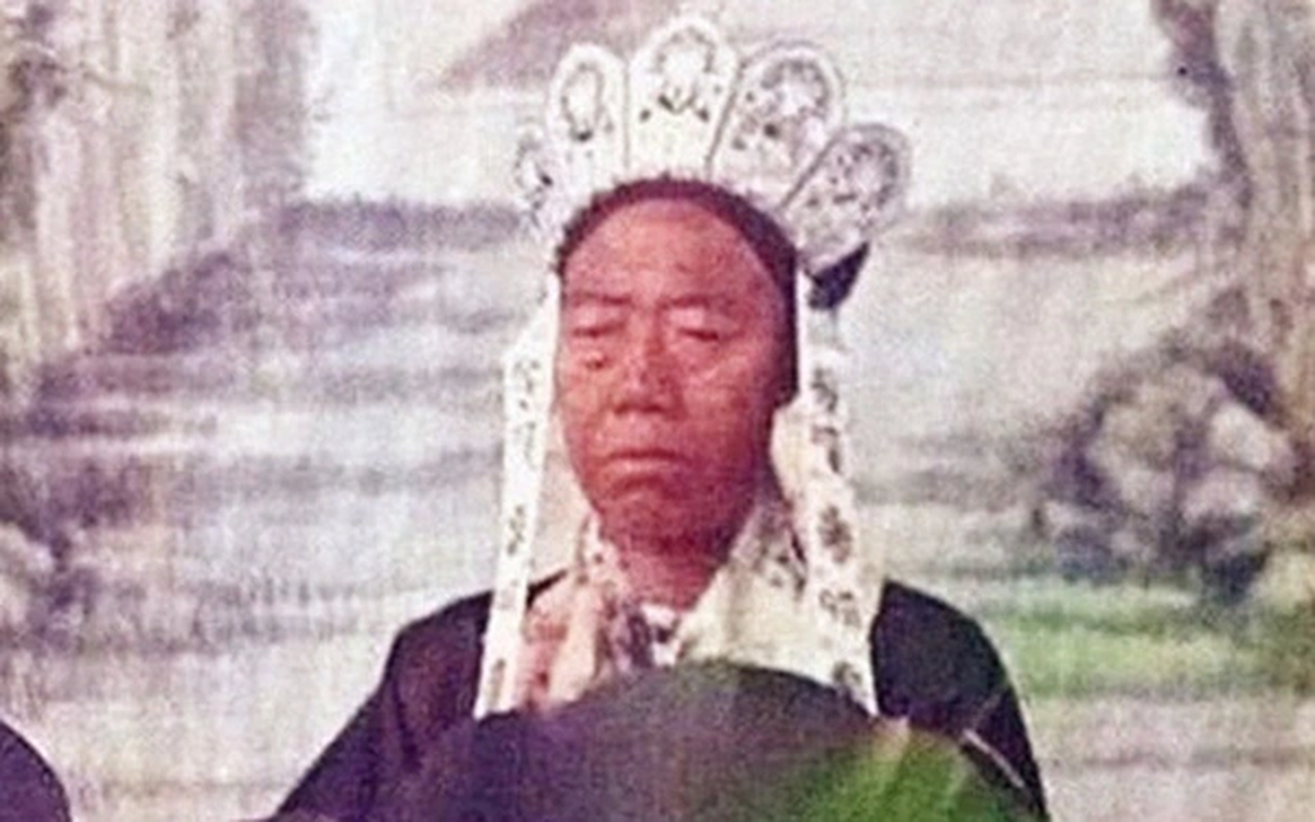 Sau khi Từ Hi Thái Hậu mất năm 1908, Lý Liên Anh mất chỗ dựa vững chắc và biết không thể ở lại trong cung vì đã "gây thù chuốc oán" với không ít người. Vậy nên, sau khi lo xong tang lễ cho Từ Hi Thái Hậu, thái giám này nghĩ cách lấy lòng Long Dụ thái hậu để tránh họa diệt thân.