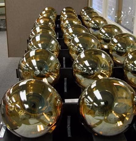 Để phát hiện hạt neutrino truyền qua Trái đất, đài quan sát IceCube sử dụng nhiều xâu quả cầu vàng gọi là module quang kỹ thuật số (DOM) và đặt chìm trong băng. Tổng cộng, IceCube có 5.160 DOM chôn sâu bên trong lớp băng Nam Cực, chỉ chờ hạt neutrino tương tác với phân tử trong băng và tạo ra các hạt tích điện.